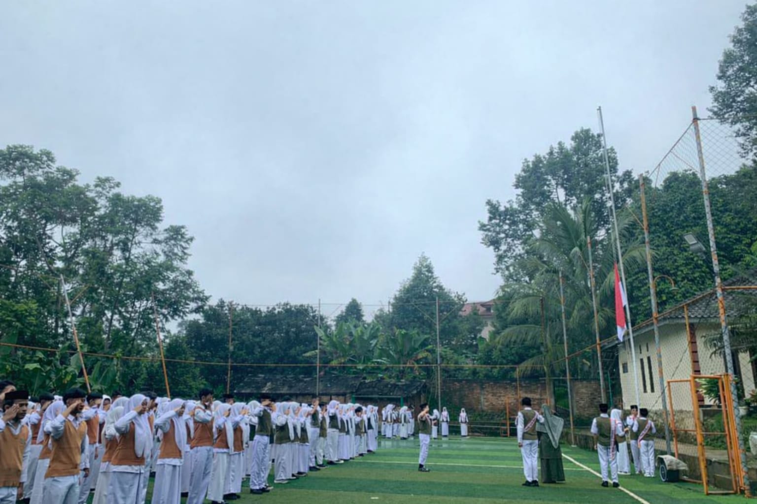 Gerimis Tak Surutkan Semangat Upacara Bendera MTs dan MA Darul Ahkam